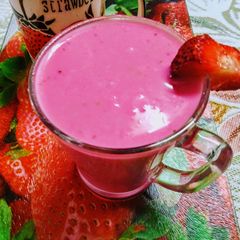 A picture of Strawberry milk shake.