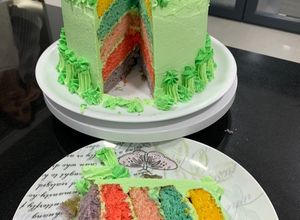 Foto principal de Tarta arcoíris con buttercream de leche condensada