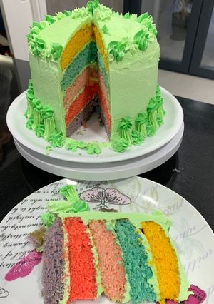 Foto principal de Tarta arcoíris con buttercream de leche condensada