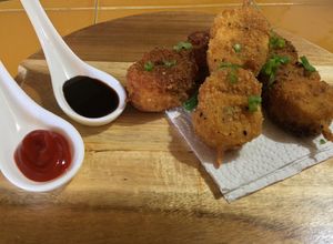 Kushiages de Plátano Macho 🍢 & Salsa Tontkatsu Una foto de Kushiages de Plátano Macho 🍢 & Salsa Tontkatsu
