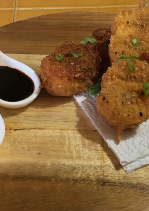 Una foto de Kushiages de Plátano Macho 🍢 & Salsa Tontkatsu