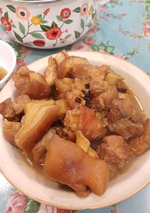 Hình của món Thịt bắp giò và móng giò kho quế, hoa hồi, thảo quả.