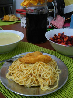Una foto de Tallarines rojos con salsa a la huancaína