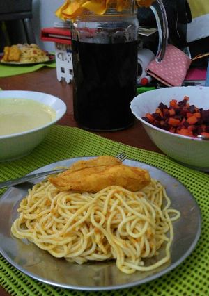 Una foto de Tallarines rojos con salsa a la huancaína