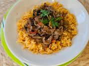 Una foto de carne de res con pimiento