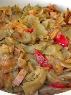 Una foto de Judías verdes encebolladas con pimiento rojo