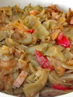 Una foto de Judías verdes encebolladas con pimiento rojo