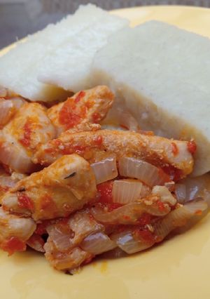 A picture of Boiled yam with shredded chicken sauce.