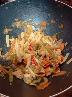 Una foto de Tallarines fritos con pollo