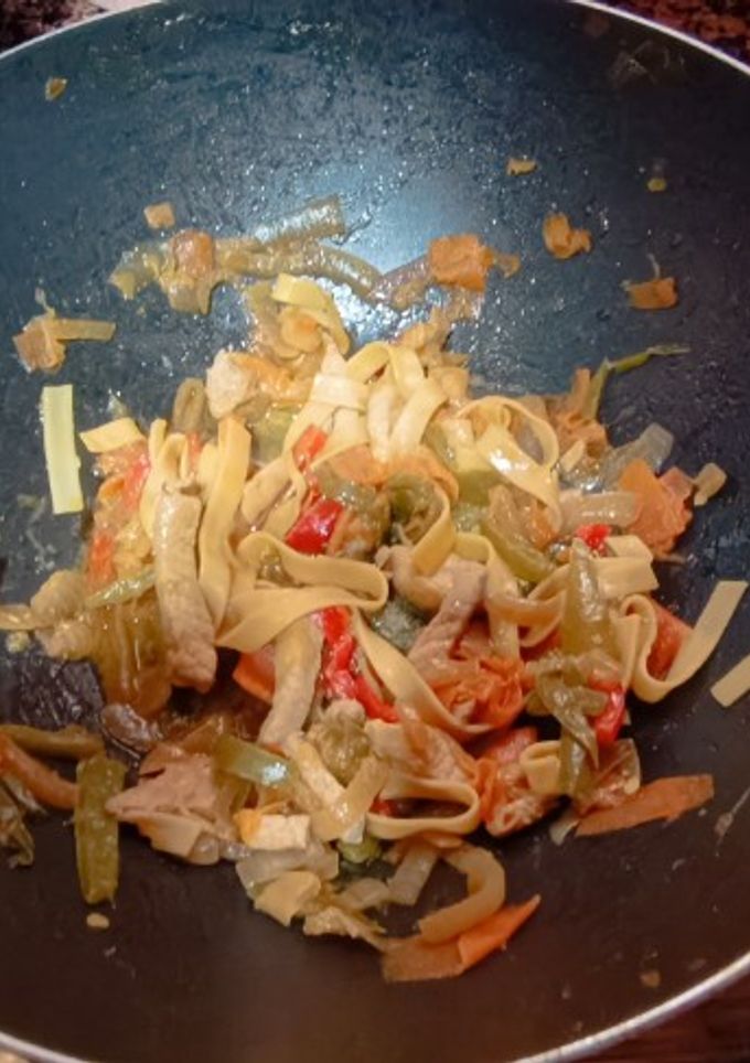 Una foto de Tallarines fritos con pollo