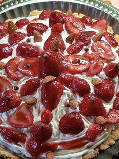 Una foto de Tarta de frutillas, con almíbar de naranja, frutillas y almendra