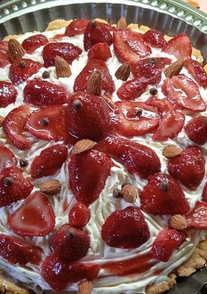 Una foto de Tarta de frutillas, con almíbar de naranja, frutillas y almendra