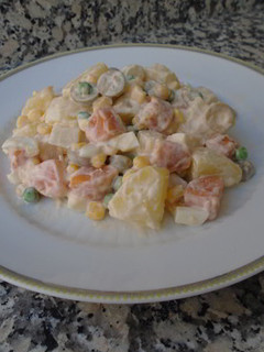 Una foto de Ensaladilla rusa con boniato y espárragos blancos