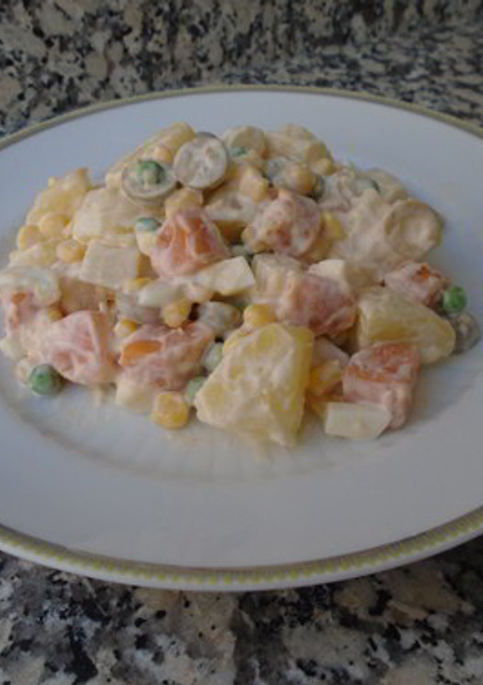 Una foto de Ensaladilla rusa con boniato y espárragos blancos