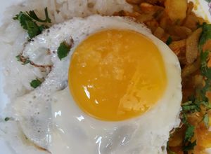 Una foto de Olluquito con pollo y su emoción. 🇵🇪