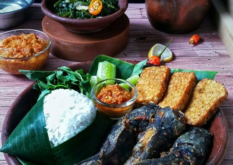 Cara Gampang Membuat Pecel Lele Komplit (Lele Goreng, Sambel &amp; Cah Kangkung), Lezat