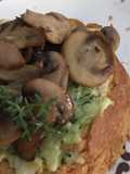 Crostoni alla crema di zucchine e funghi champignons
