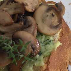 Foto di Crostoni alla crema di zucchine e funghi champignons
