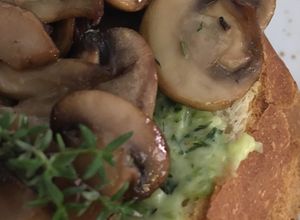 Foto di Crostoni alla crema di zucchine e funghi champignons