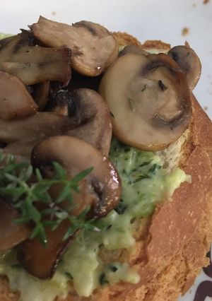 Foto di Crostoni alla crema di zucchine e funghi champignons