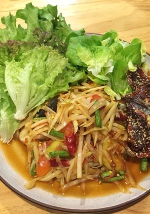 รูปของ ส้มตำปูปลาร้าหอยดอง+ปลาหวานทอด