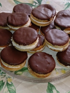 Una foto de Alfajores de limón y chocolate 🍋🍫