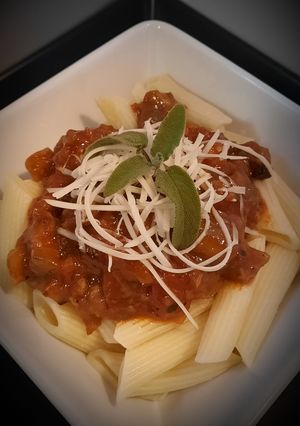 Fehérboros padlizsánragu pennével recept fotója