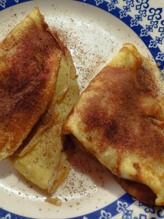 Una foto de Panqueques rellenos de manzana caramelizada