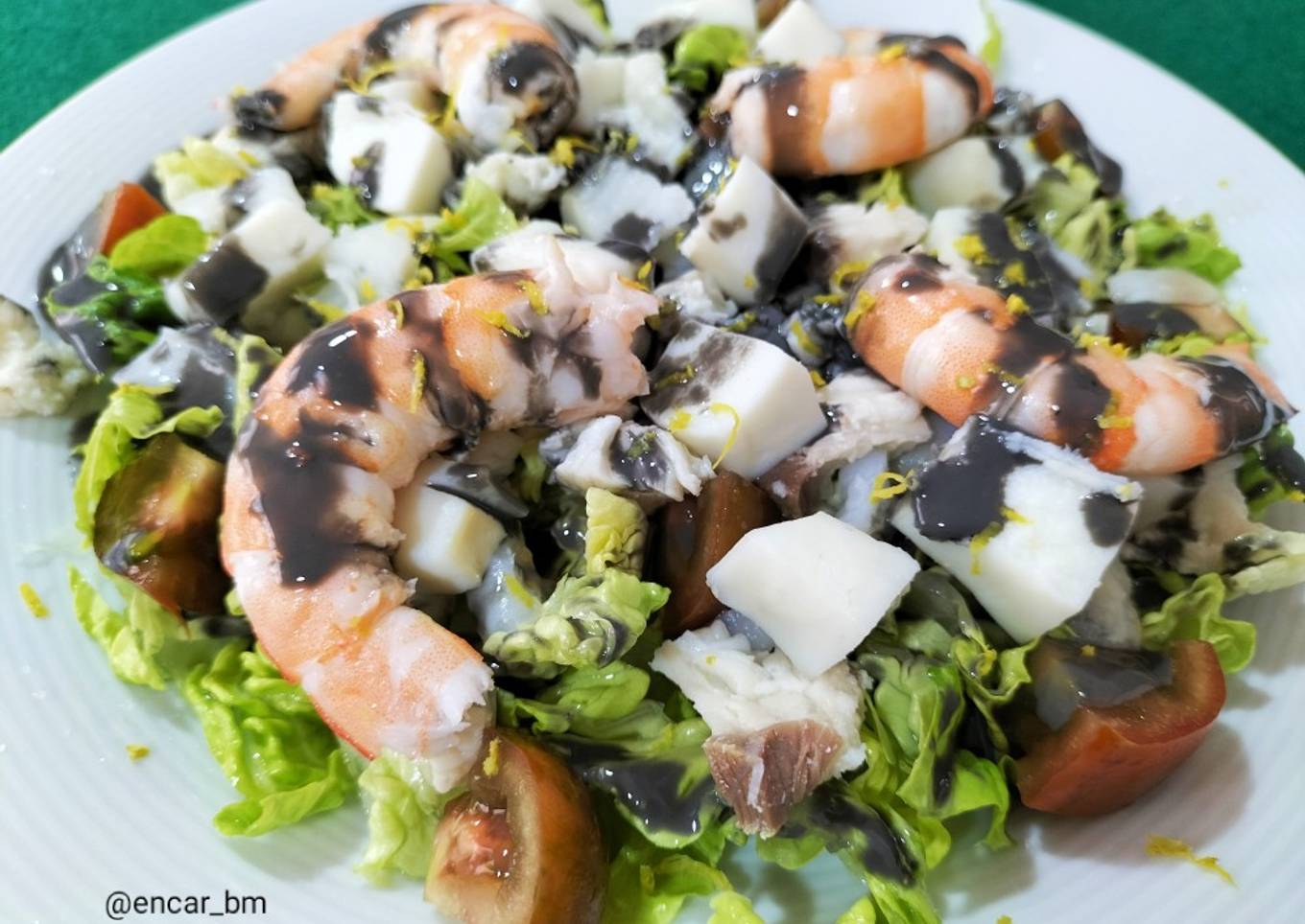 Ensalada de pescado y marisco con salsa negra
