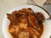 Una foto de guisado de bistec