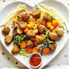 A picture of Chicken pops salad.
