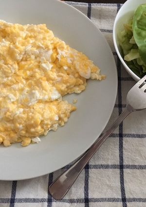 Ketogén tojásos nokedli, salátával recept fotója