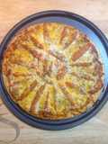 Pizza tomate, finas hierbas, tres quesos y mozzarella.