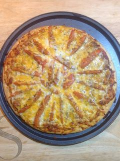 Una foto de Pizza tomate, finas hierbas, tres quesos y mozzarella.