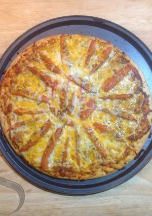 Una foto de Pizza tomate, finas hierbas, tres quesos y mozzarella.