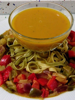 Una foto de Fetuccinis con salteado de verduras y crema de calabaza