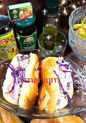 A picture of Breads bun sandwich.