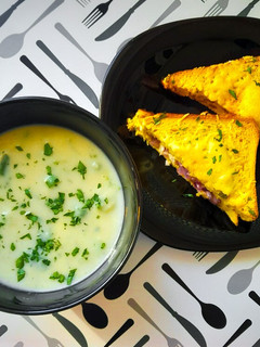 Újhagymás fehérrépa-krémleves rakott bundás kenyérrel 👌 recept fotója