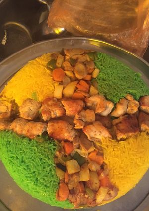 صورة لوصفة تمن ملون مع الخضار و الدجاج