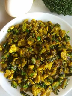 করলা ডিম ফ্রাই(karola dim fry recipe in Bengali) রেসিপির প্রধান ছবি