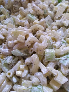 Una foto de Ensalada de coditos y manzana
