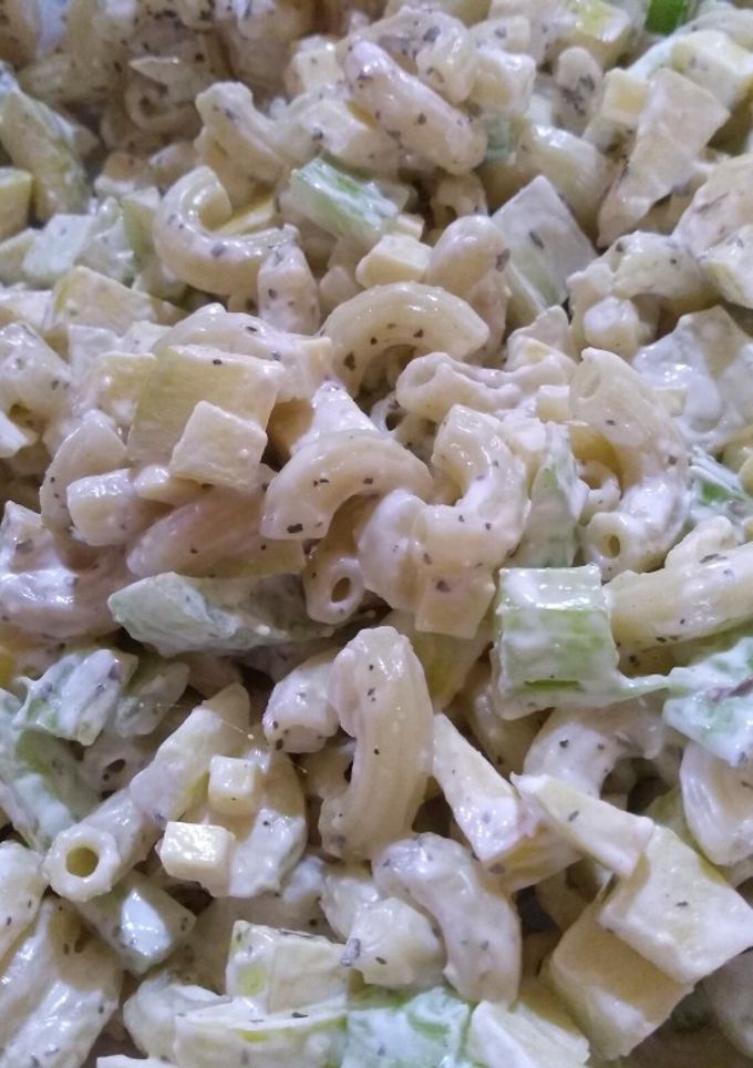 Una foto de Ensalada de coditos y manzana