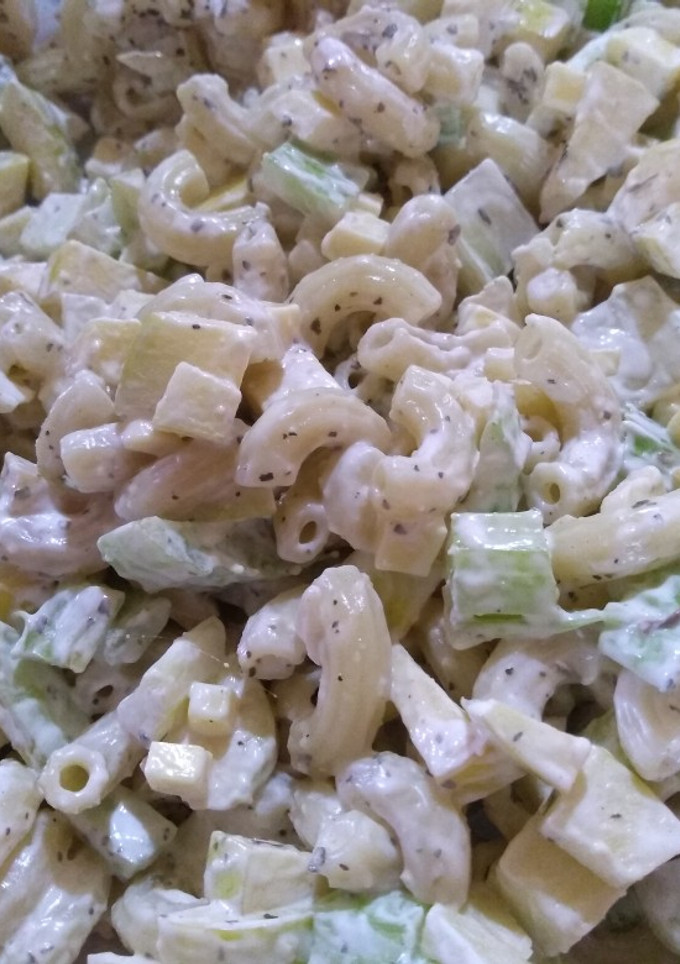 Una foto de Ensalada de coditos y manzana