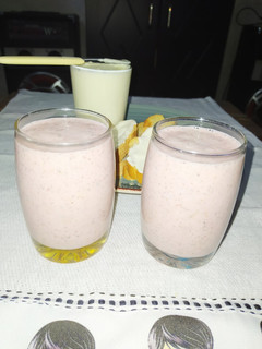 Una foto de Batido de frutilla y manzana 🍓🍎