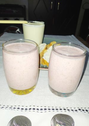Una foto de Batido de frutilla y manzana 🍓🍎
