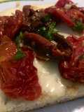 Bruschetta de queso y tomates secos