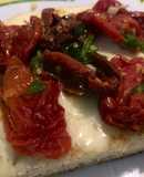 Bruschetta de queso y tomates secos