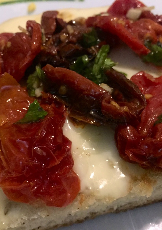 Una foto de Bruschetta de queso y tomates secos