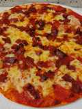 Pizza de pasta brisa con chorizo ibérico y queso viejo