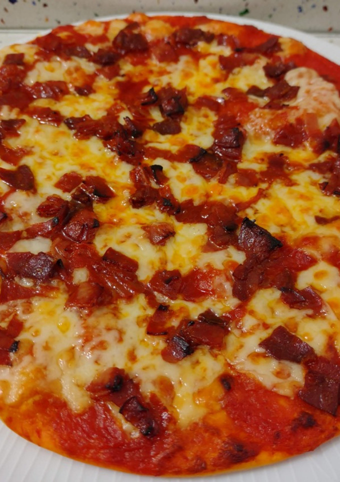 Una foto de Pizza de pasta brisa con chorizo ibérico y queso viejo